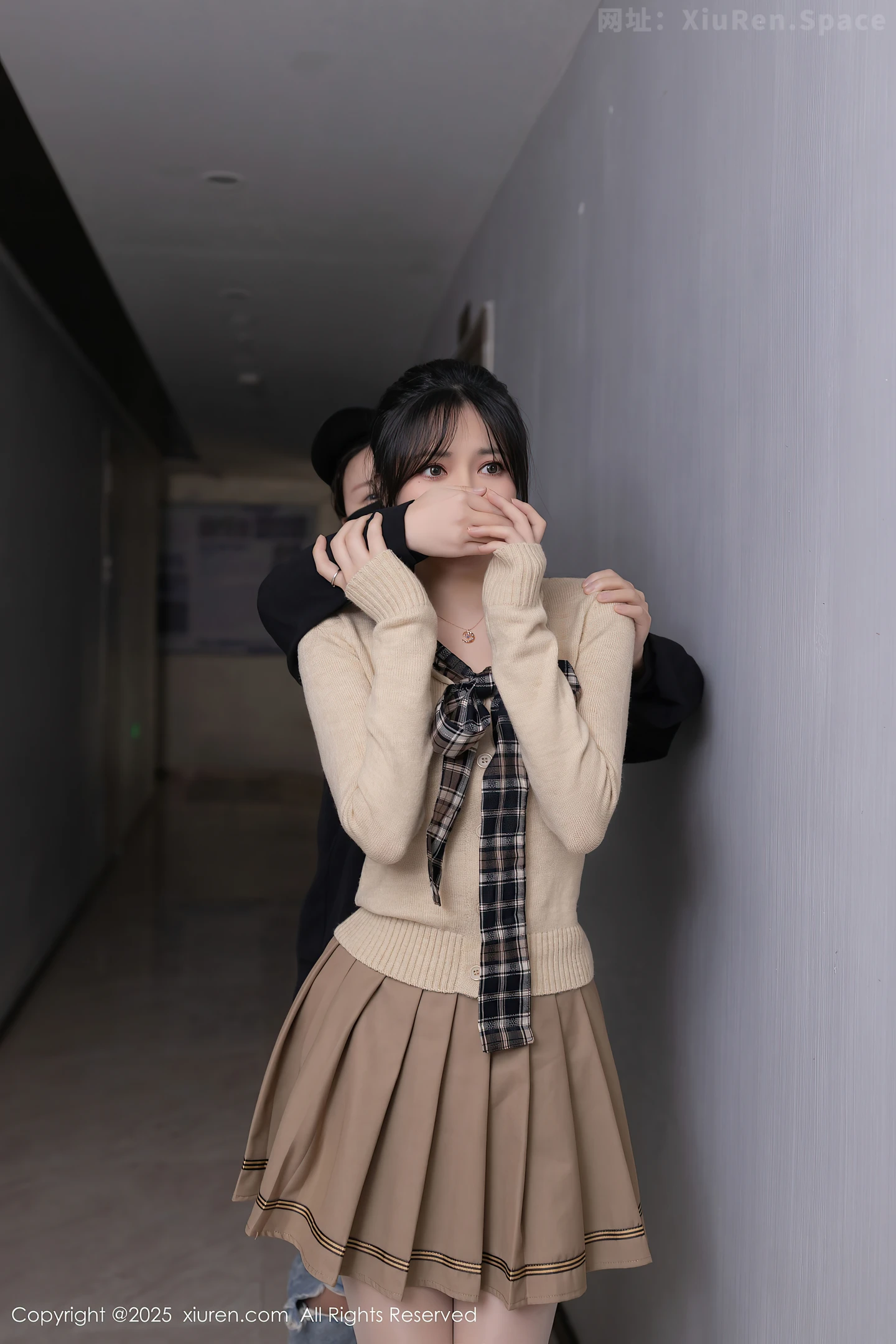 图片[4]-[XiuRen秀人网] VOL.9988 模特鱼子酱Fish性感浅色短裙配开档白丝秀曼妙身姿完美诱惑写真82P-秀人网官方网站